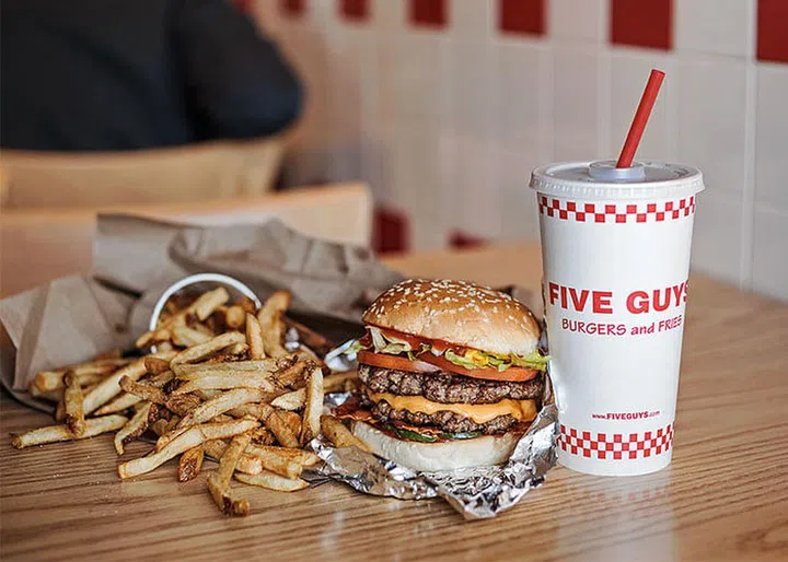 Famous for its delicious burgers and milkshakes, this restaurant which originated from Washington, D.C. has garnered a cult-like following. FIVE GUYS burgers are made with only the highest quality and freshest ingredients. The burger patties are hand-formed with no preservatives, while their buns are baked fresh daily with a secret recipe and warmed on a dedicated grill to get the perfect toast. FIVE GUYS is at #01-32 Plaza Singapura, 68 Orchard Road, Singapore 238839.
