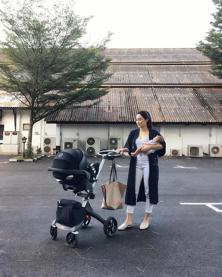 The former co-owner of Love, Bonito, Velda Tan sold her stake in 2013 but could not resist the lure of fashion. She returned to the industry in 2015 with a new brand, Collate, and later, Our Second Nature. Life keeps showering blessings on this young fashionista, who welcomed a baby girl in January this year, after struggling with polycystic ovarian syndrome, which initially put a dampener on her baby-making plans.

Photo: Instagram