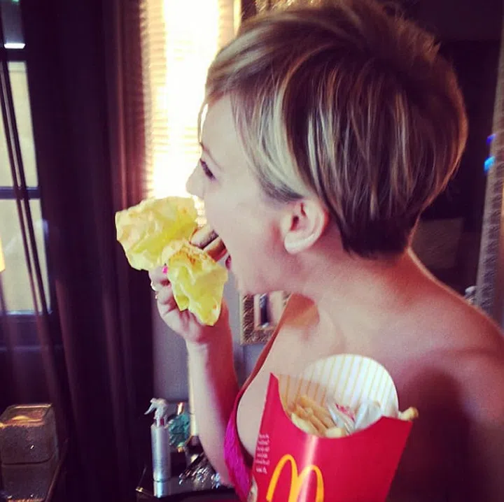 Good move keeping the ketchup safely contained, Kaley. What a pro.
Photo: Instagram