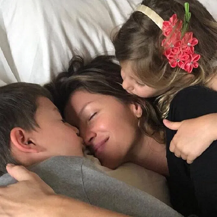 "There is no bigger love that I have ever experienced. Thank you my angels for choosing me to be your mom. Sending so much love to all the mothers in the world specially to mine ! Enjoy your special day!! #Happymothersday ❤Não há amor maior do que o de mãe. Obrigada meus anjos por me escolherem para ser sua mãe. Enviando muito amor a todas as mães do mundo, especialmente à minha! Aproveitem seu dia especial!! #Felizdiadasmaes". Photo: @gisele