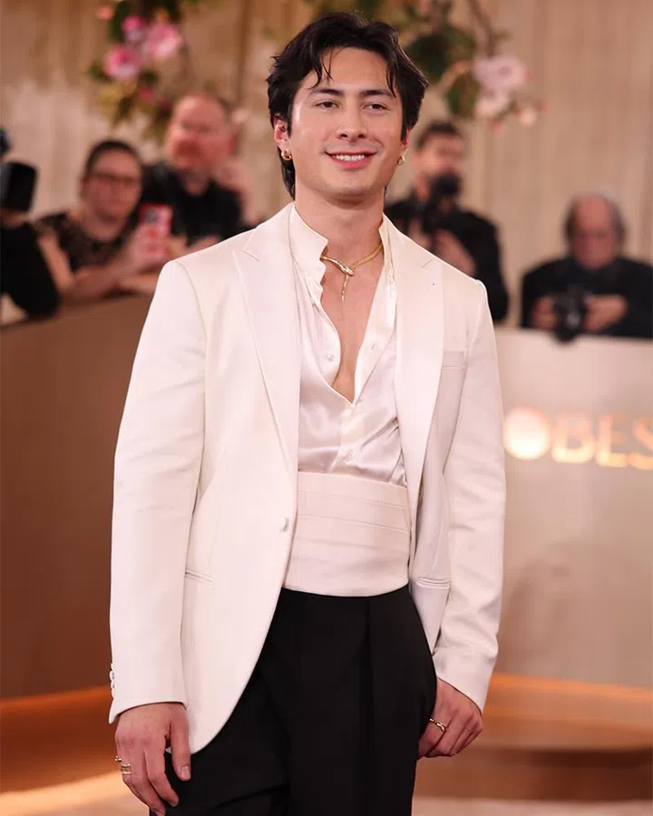 best jewellery and watch moments golden globes 2026 | hudson williams wearing bvlgari jewellery