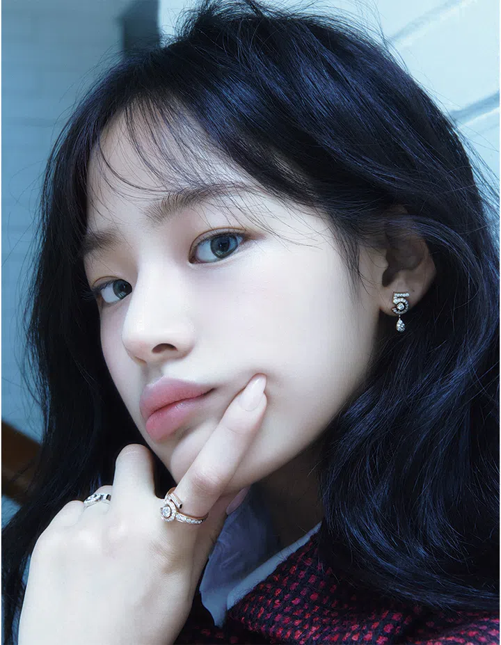 Minji NewJeans wearing Chanel No. 5 jewellery rings
