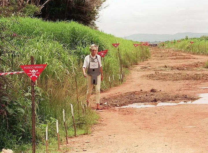 Princess Diana visits a landmine field in Angola, 1997. Photo: Getty 