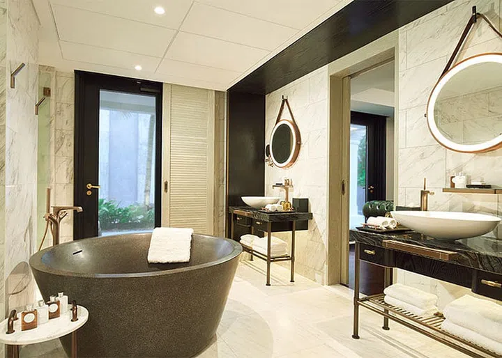 In each of the Suites, you can expect a double vanity bathroom with rainshower and bathtub.