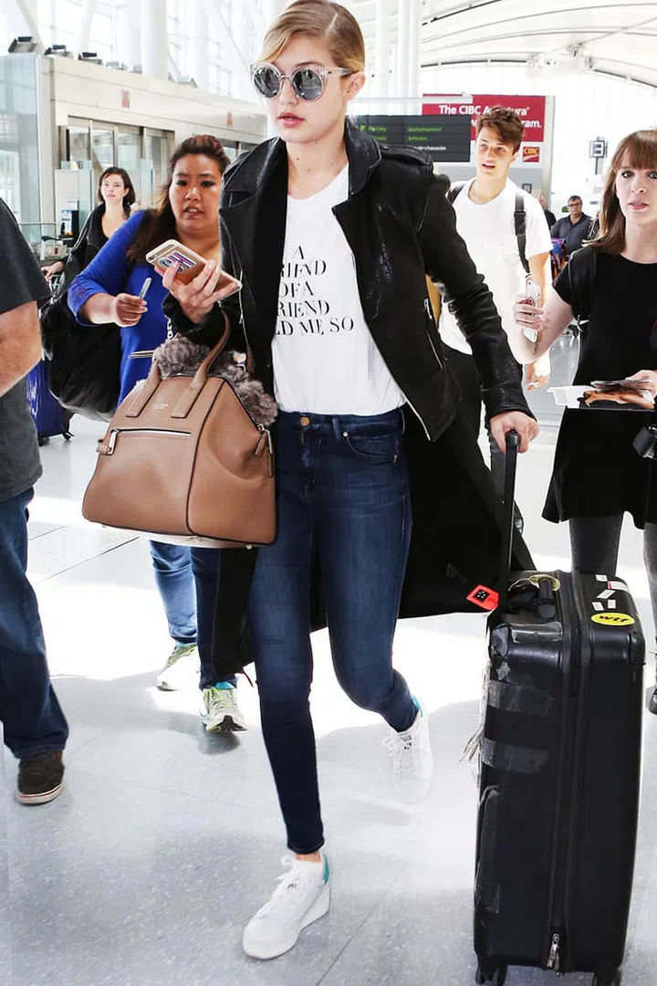 A chic but also practical travel outfit idea from a celebrity? Shocking, but useful. 

