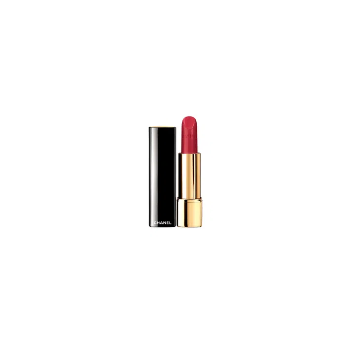 Margot can usually be seen wearing pink lips. For the daring, try a vivid peony pink to make a statement.