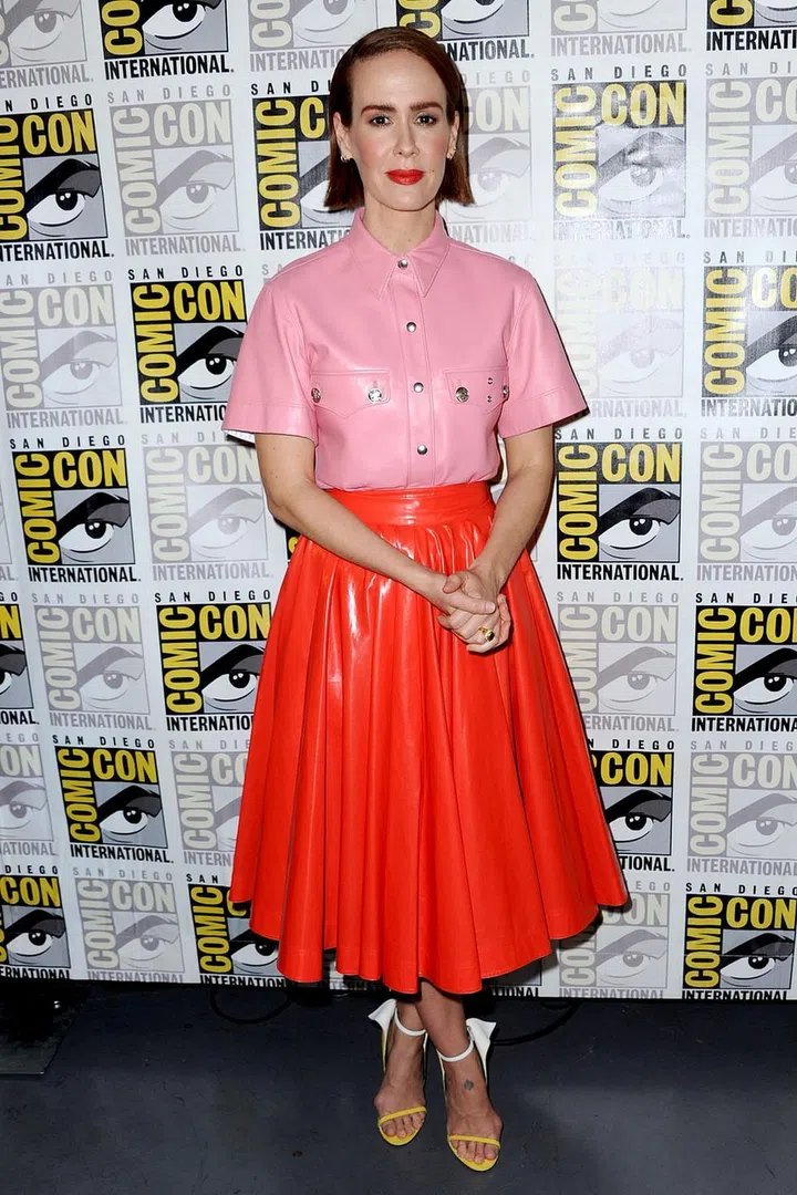 Sarah Paulson mixed red and pink hues.
Photo: Getty