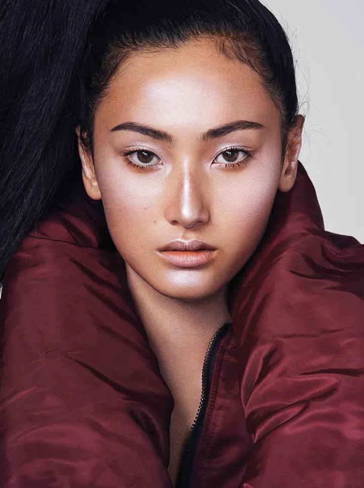 It’s no secret highlighting is one of Hollywood’s favourite tricks for gorgeous skin in 
a flash. Opt for a highlighter 
in a powder texture for the quickest application: Just dust on the highest planes of your face—the nose bridge, top of your cheekbones, forehead, chin and cupid’s bow—to add definition. 
It’s all about achieving the I-travel-with-my-personal-lighting-director effect. 