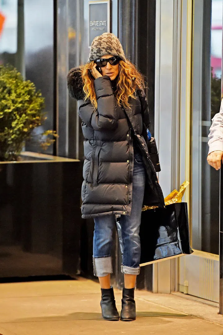 10°C to 5°C: While everyone else is trembling, you're walking on the streets comfortably like you would any other day. Because with a heat-trapping puffer coat on your back and artful layering  à la Sarah Jessica Parker, you can be sure that the cold will not bother you as you run your daily errands in style. (Photo: Getty)