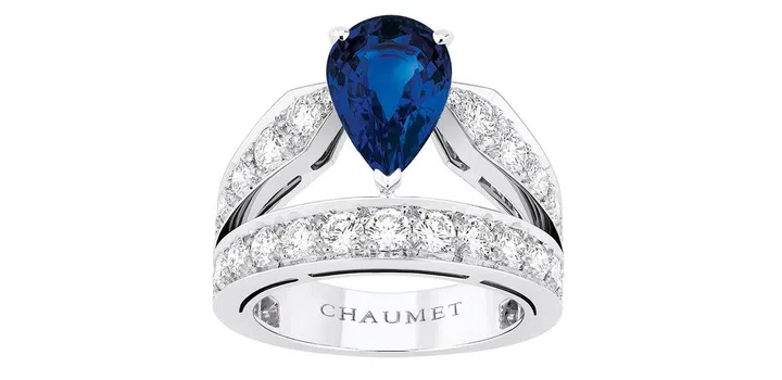 SB0715_Jewels_News_Chaumet Jos+¬phine Tiara Ring in platinum, brilliant-cut diamonds, set with a non-heated pear-shaped sapphire