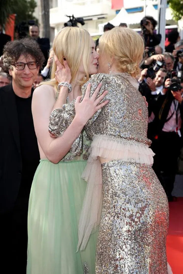 Have to really get in there to hear that secret.

Photo: Getty