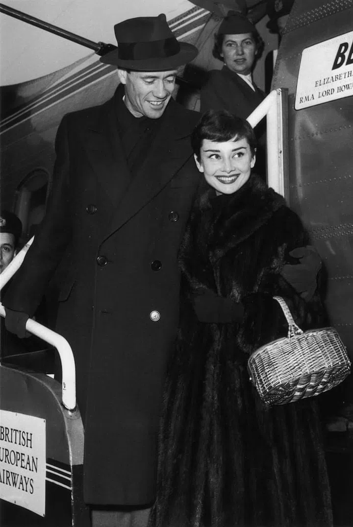 The actress and her husband stepping off the plane at Le Bourget Airport in France. 

Photo: Getty 