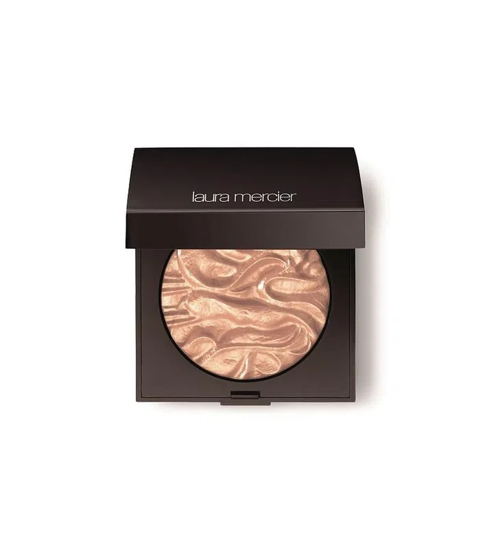 Formulated with finely-milled shimmer pigments, its silky texture goes on smoothly for a lit-from-within glow. 