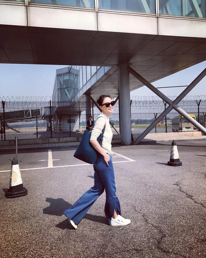 Keeping it sleek and chic, comfort is clearly key for Wong, who paired a cream knit top with flared pants and sneakers, along with a Céline bag for a trip to Paris.