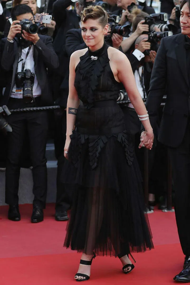 8 May: Kristen Stewart wore a Chanel tulle creation with Giuseppe Zanotti shoes. She finished her look with sparkling bracelets.

Photo: Getty