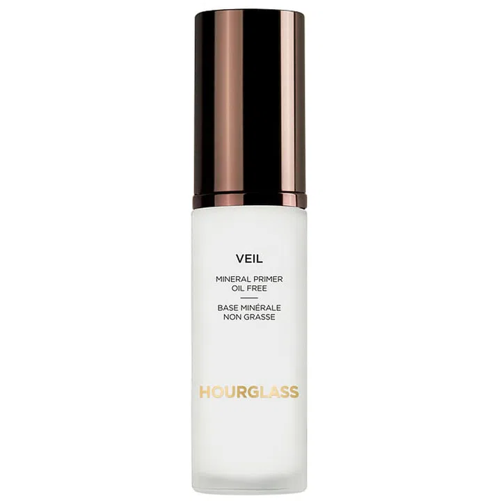 Its soufflé-like texture fills fine lines, neutralises redness and minimises the appearance of pores for a smoother canvas. 
