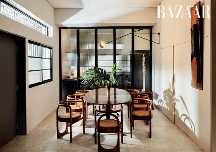 The dining room features a Heal’s table from the 1950s, and prototype chairs from Chee’s own design studio.