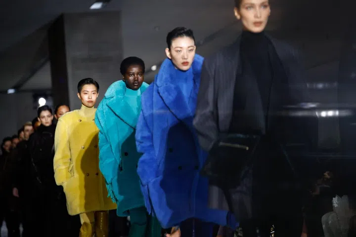 For fall/winter 2019, Ian Griffiths brought back ’80s power dressing. This translated into sharp tailoring in generous proportions with supersized shoulders. The rigour was softened by lush, tactile materials that brought warmth to a mostly neutral palette that was occasionally broken up by primary brights and animal prints. Thigh-high boots in glossy embossed croc provided a glamorous counterpoint to the mannish tailoring, while the addition of oversized utility pockets allowed women to forgo bags. Harness-style options expanded on the hands-free theme—a clever solution for modern, multitasking women. For a House famed for its iconic coats, the
outerwear on off er was sensational, from teddy-bear and trench styles to dusters, robes and capes.