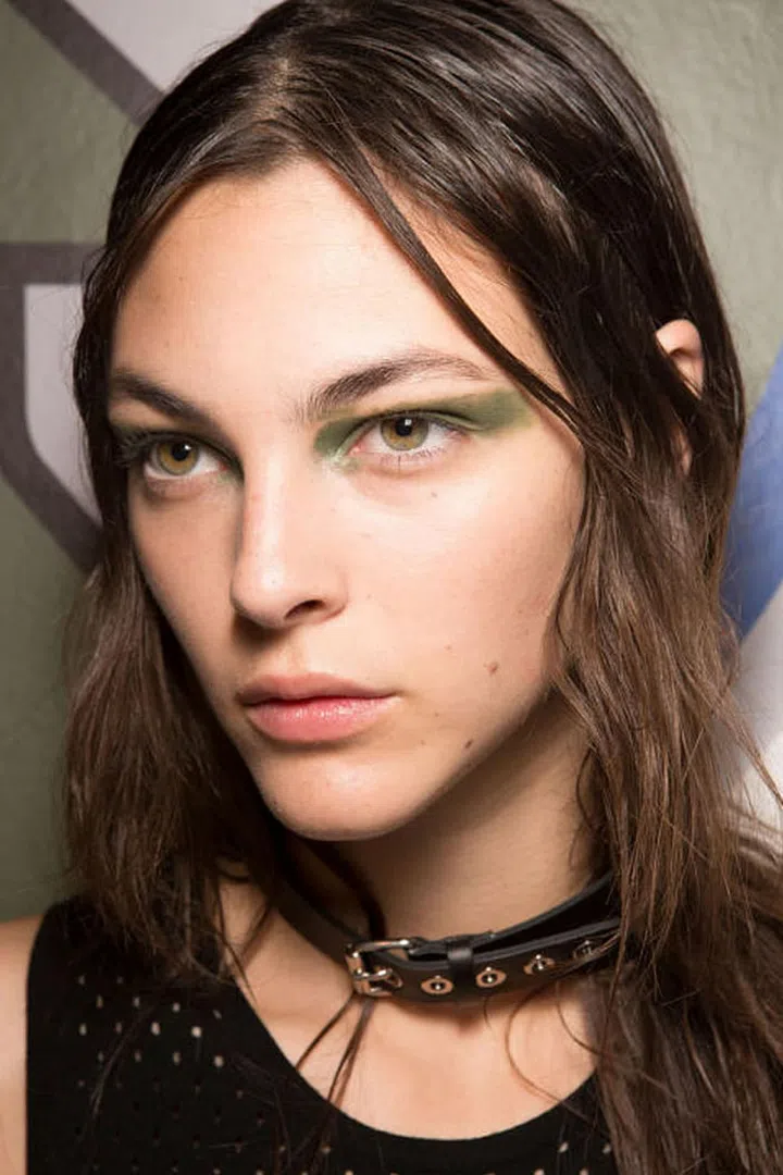 At Versus, forest green eyeshadow was spread across the eyes from corner-to-corner.