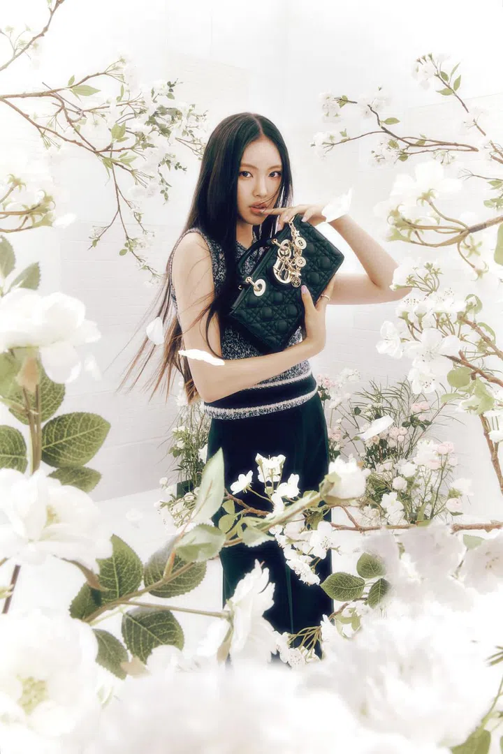 On Hyein: Vest; trousers; D-Renaissance ring; cannage lambskin Lady D-Joy bag; Petit CD ring, Dior.

Photo: Park Jongha