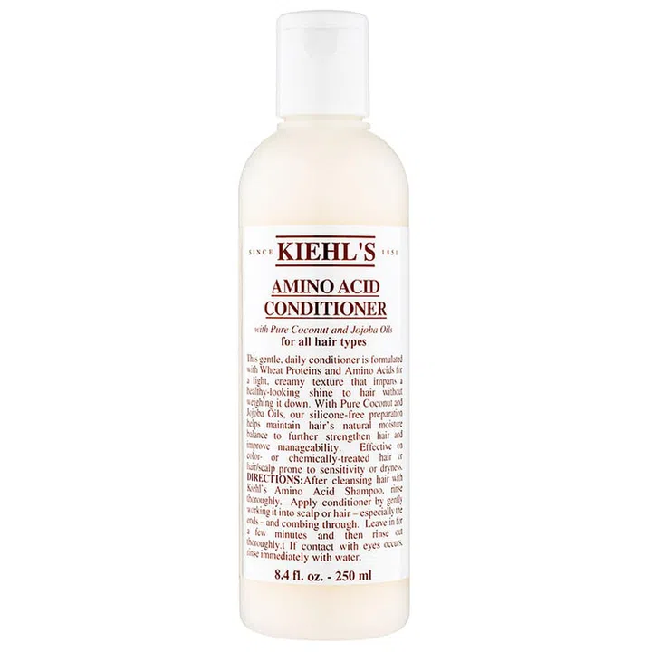 A winning combo of wheat proteins, amino acids, and coconut and jojoba oils detangles and repairs hair, making it indispensable
for those with dry and rough ends.