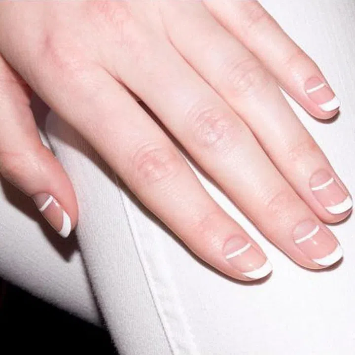 This minimal nail updates the french tip with the simple additional of a corresponding middle line. For that section, mimic the curve of your tip to get the cleanest look.
Design by @aliciatnails