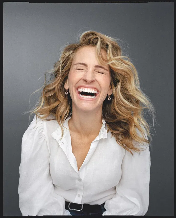 Julia Roberts wears  rose gold and diamond Happy Diamonds Icons earrings. (Photo: Shayne Laverdière)