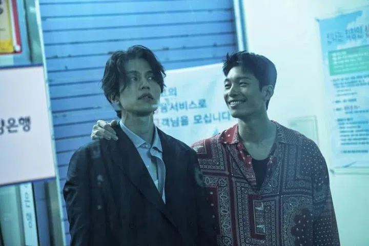 Actors Lee Dong-wook (left) and Wi Ha-joon in a still for Korean drama 'Bad And Crazy'. (Photo: iQiyi)