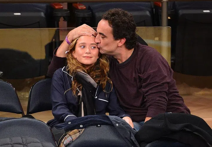 Totally normal boyfriend/girlfriend moment, literally nothing to see here.