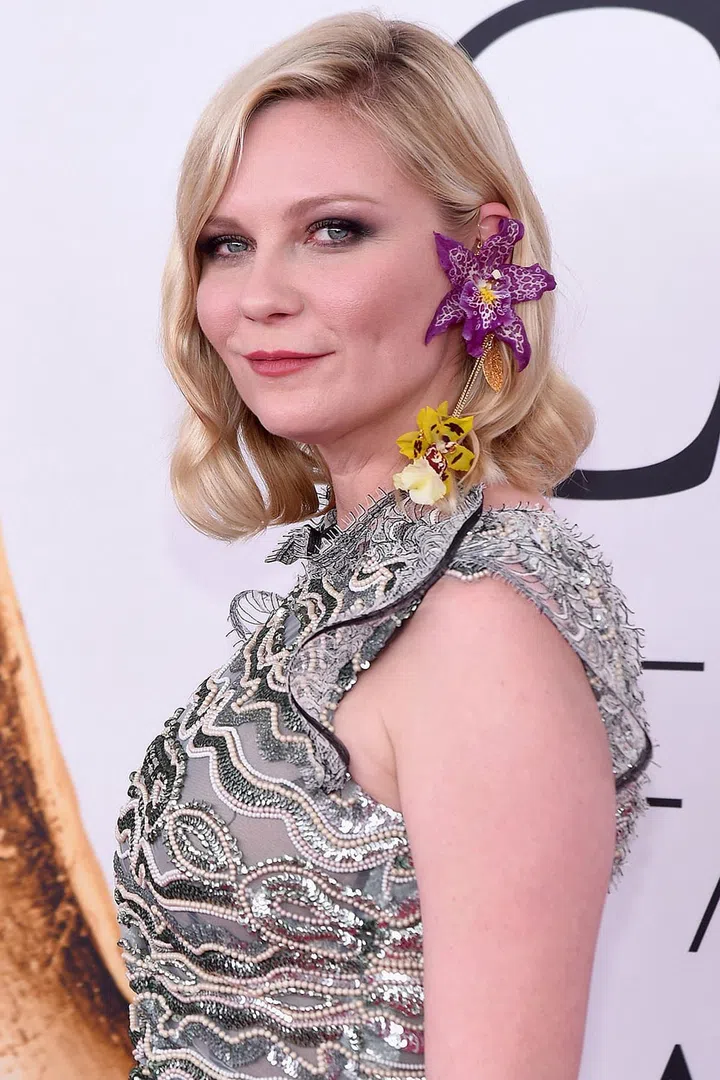 The actress showed her support for the Mulleavy sisters by taking the Rodarte Fall 2016 hair orchid accessory from the runway to the red carpet.