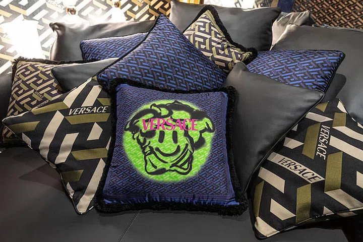 A playful rendition of the signature Medusa motif. (Photo: Versace)