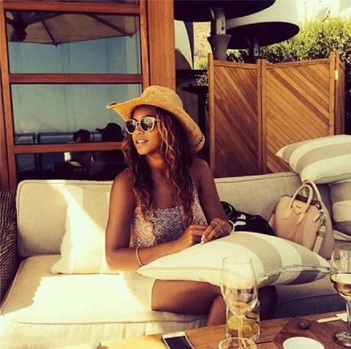 Instagram users were quick to point out the asymmetrical wine glass and bent iPhone in front of Bey's thighs.  Photo: @beyonce