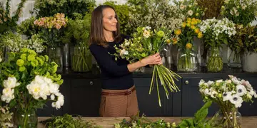 10 easy ways to make flowers look beautiful in your own home