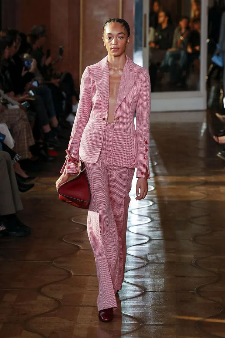 We love some bare skin and slick hair paired with a cute gingham look. 

Photo: Showbit