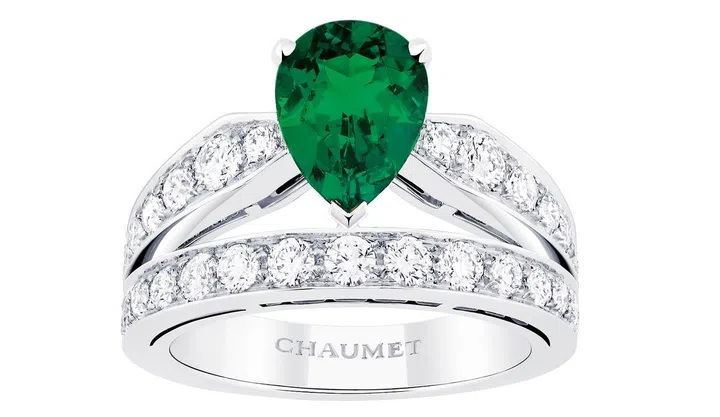 SB0715_Jewels_News_Chaumet Jos+¬phine Tiara Ring in platinum, brilliant-cut diamonds, set with a pear-shaped emerald