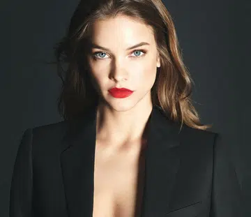 The Power Fabric Foundation Perfects Your Complexion and Stays On All Day - Barbara Palvin