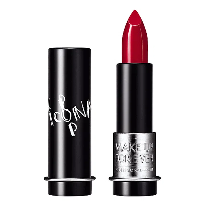 This highly pigmented bullet gives intense colour payoff with just one swipe and has a soft matte effect. 