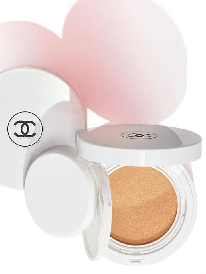 This oil-enriched formula melts into skin and sets in a velvety matte finish that brightens and evens out skin tone.