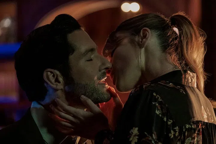LUCIFER (L to R) TOM ELLIS as LUCIFER MORNINGSTAR and LAUREN GERMAN as CHLOE DECKER in episode 102 of LUCIFER Cr. JOHN P. FLEENOR/NETFLIX © 2020