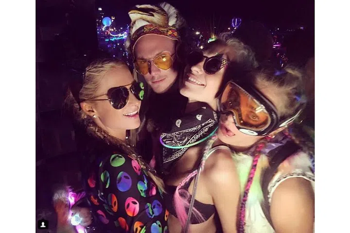The late-night sibling selfie with Paris and Barron Hilton