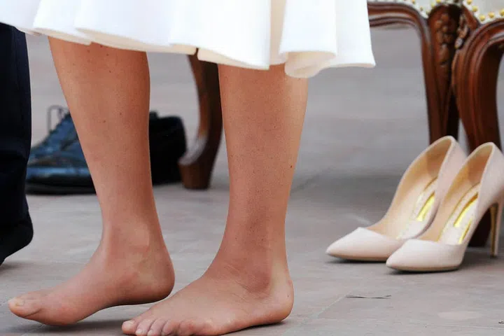 The same day, Kate slipped off her shoes at the Gandhi Smiriti museum as a basic sign of respect — and was met with nervous breakdowns across the U.K. over her unpolished toes. "Corns, clawed toes, bunions AND fallen arches" cried the Daily Mail. Photo: Getty