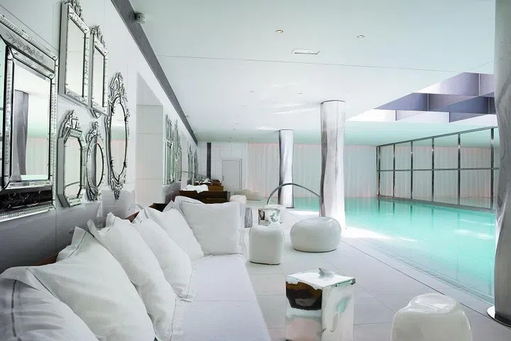 The first of the exclusive My Blend by Clarins spas at Le Royal Monceau, Raffles in Paris features a 23-meter indoor swimming pool, the longest in Paris. You can bask in natural daylight under the skylight and enjoy amenities like a steam room, ice bath, and sauna.