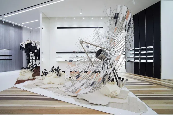The final installation is a poignant social commentary. Unlike the previous futuristic machines, it features an abandoned satellite disk, representing old but relevant information that the people on Earth are neglecting. It is a social commentary on today's society that tirelessly obsesses over anything new and forgetting old information, that could be intrinsic to their survival. New is not always the best. 