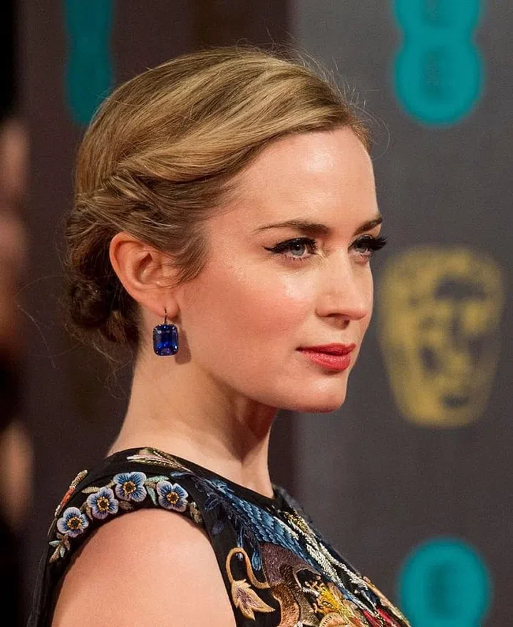 Emily Blunt shows us how a classic winged liner with lashings of mascara always ups the glamour factor. 

Photo: Getty Images