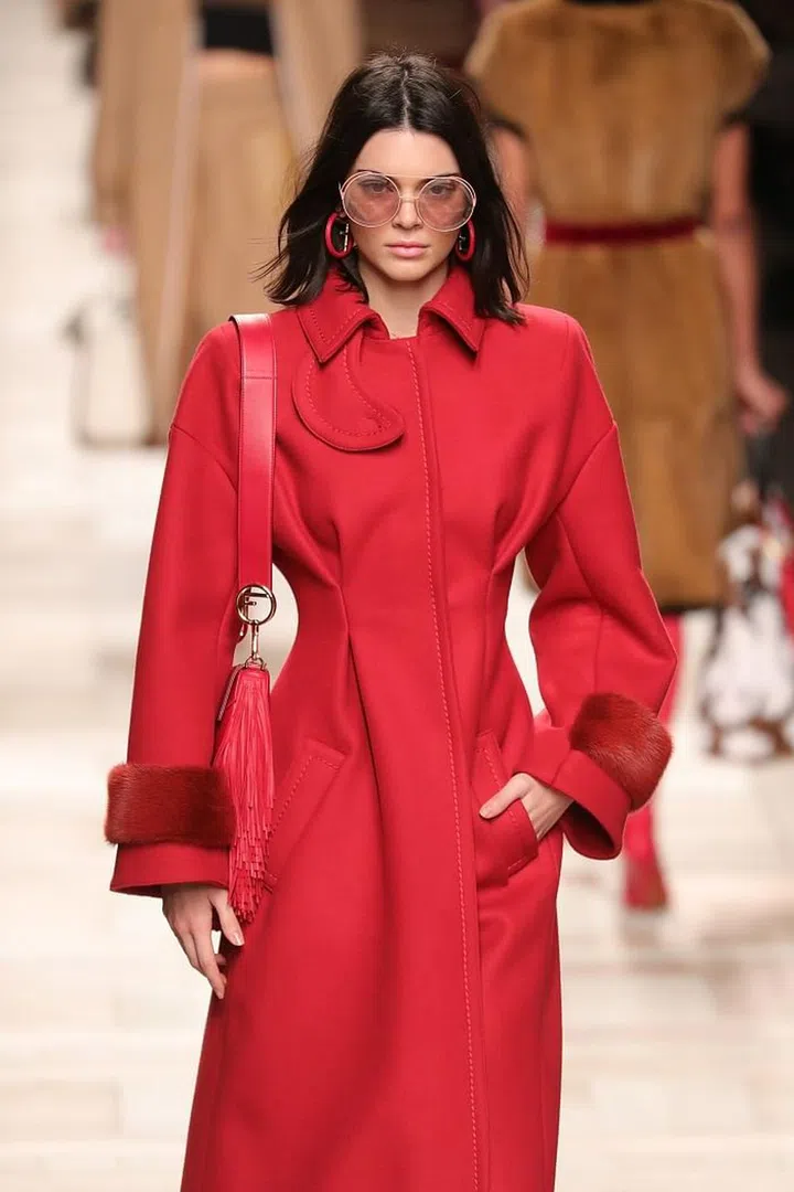 MILAN, ITALY - FEBRUARY 23:  Kendall Jenner walks the runway at the Fendi show during Milan Fashion Week Fall/Winter 2017/18 on February 23, 2017 in Milan, Italy.  (Photo by Antonio de Moraes Barros Filho/WireImage)