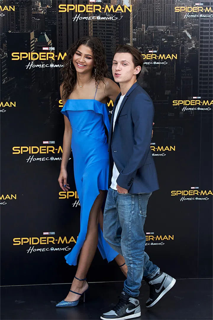 zendaya tom holland wearing blue 2017 spider man homecoming premiere
