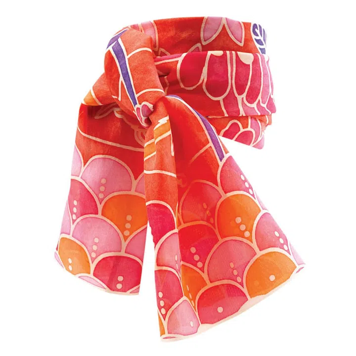 Mini fashionistas can create their own silk scarf using this kit. The box acts as a frame to hold the scarf tight while your child paints within the lines of the illustrated area. 