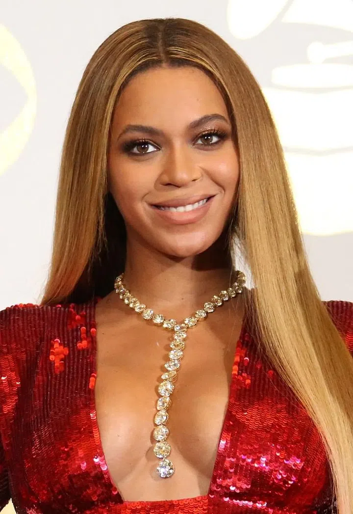 Her chocolate nude lips is a mixture of two Dose of Colours Matte Liquid Lipstick. Her makeup artist, Sir John used the colour "Chocolate Wasted" on the outer parts of the lips and "Cork" in the center, to create a subtle ombre. Photo: Getty
