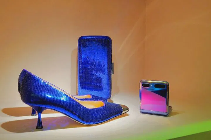 Tone-on-tone situation at Sergio Rossi presentation with Samsung Galaxy Z Flip.