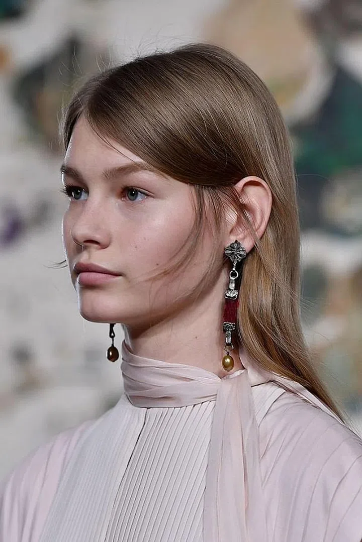Au naturel skin and casually tucked-behind-the-ears hair is our idea of weekend perfection. 

 Photo: Getty Images